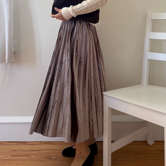 unbranded Dresses & Skirts - Vintage Metallic Velvet Pleated Elastic Waistband Brown Skirt Size XS